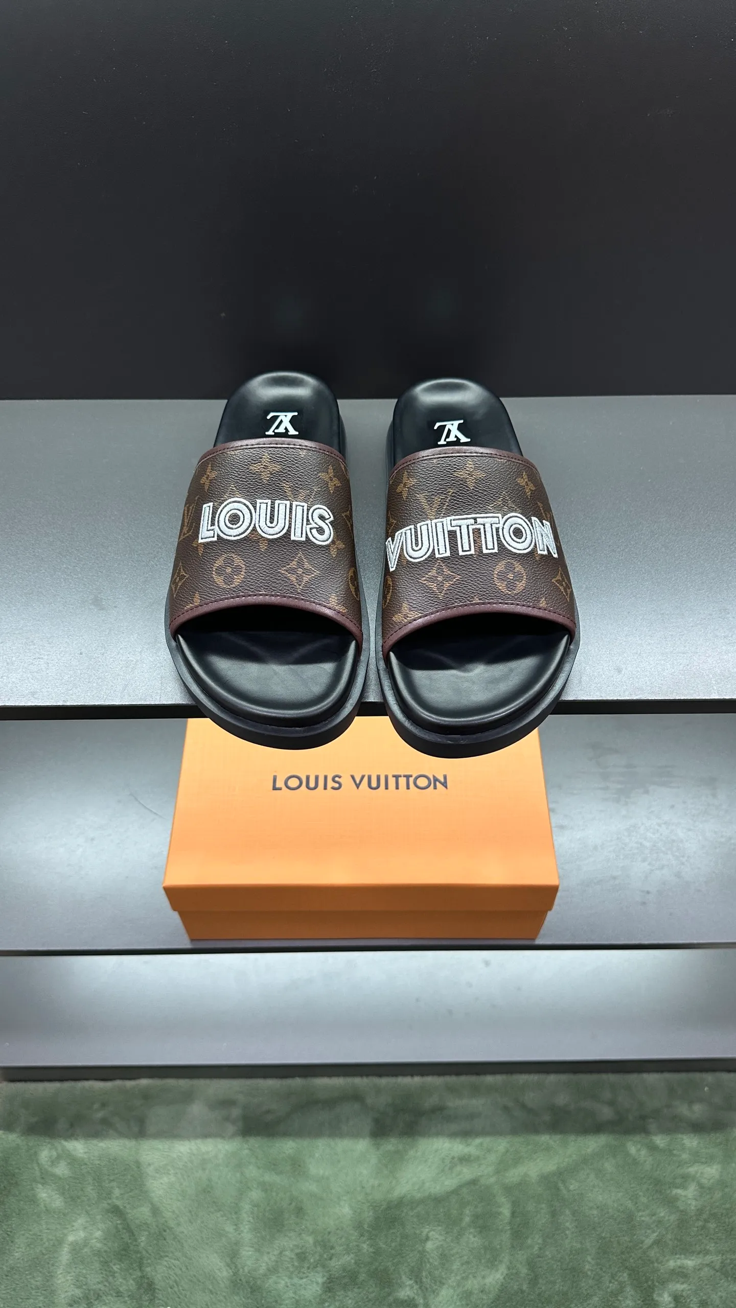 [L Home] P: 300💰Size: 38-45 Top purchasing lv men's summer slippers, classic presbyopia with soft real leather lining, unique color splicing effect, distinctive personality, fashionable and trendy essential style, light and comfortable. Lightweight and tough rubber insole, micro ridged foam outsole, super comfortable!